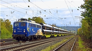 50 EVB-Züge mit den 18 Meter langen und bis zu 15 Tonnen schweren Stahlrohren rollen dieser Tage durchs Elbe-Weser-Dreieck.