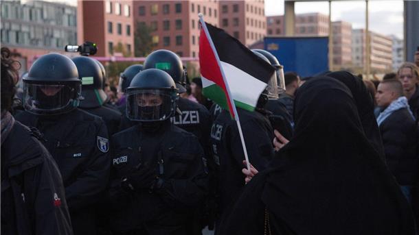 Berlin: Große Mobilisierung zu Palästina-Demo 50 Teilnehmer waren angemeldet - am Ende kamen mehr als 1000 zu einer pro-palästinensischen Demonstration am Potsdamer Platz in Berlin-Mitte.