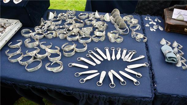 60 Aussteller präsentieren auf dem Kunsthandwerkermarkt ihre Kreationen - neben anderem Schmuck-Kreationen.