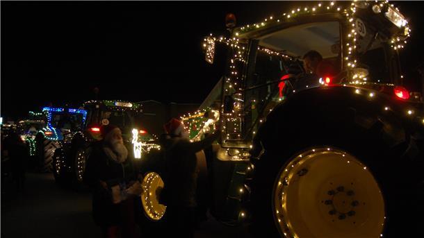 60 weihnachtlich geschmückte Traktoren rollten am Wochenende durch Brake. Und brachten ein wenig Lichterglanz in eine ungewohnt ruhige Weihnachtszeit.