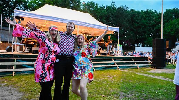 Das war los beim Beeke-Festival in Scheeßel 70er-Jahre-Party am Freitagabend mit der Live-Coverband „Cut & Music“.