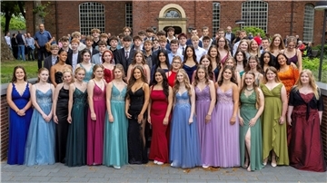 72 Schülerinnen und Schüler aus den Abschlussklassen 9b, 9c, 10a, 10b und 10c wurden feierlich verabschiedet.. 