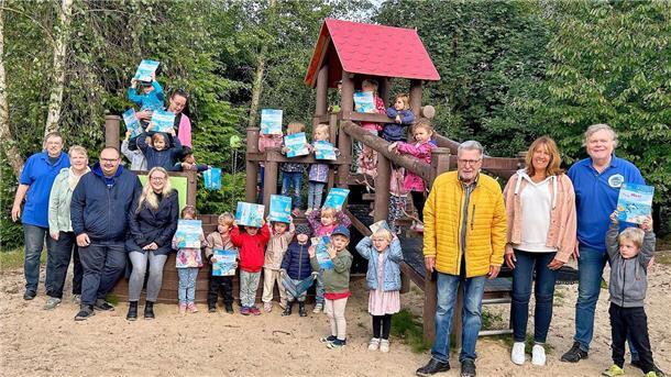 780 Bücher wurden von Elpida an die Kindergartenkinder der Wurster Nordseeküste übergeben.