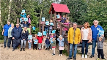 780 Bücher wurden von Elpida an die Kindergartenkinder der Wurster Nordseeküste übergeben.