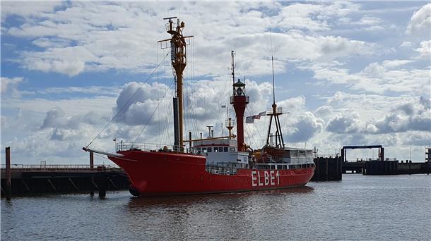 79 Jahre alt und immer noch prima in Schuss: das Feuerschiff „Elbe 1 Bürgermeister O’swald“ – hier an ihrem Liegeplatz am Rande des Alten Fischereihafens in Cuxhaven.