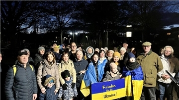 80 Bürgerinnen und Bürger beteiligten sich an der jüngsten Mahnwache gegen den Ukraine-Krieg, unter ihnen Landrat Stephan Siefken.