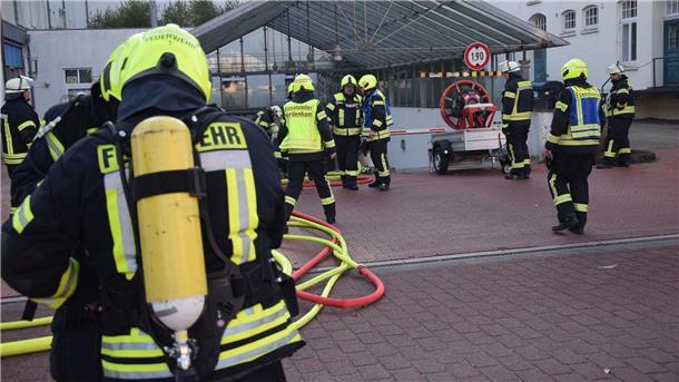 Zahlreiche Feuerwehrleute waren am Donnerstagmorgen im Einsatz. In der Tiefgarage war ein Fahrzeug in Brand geraten.