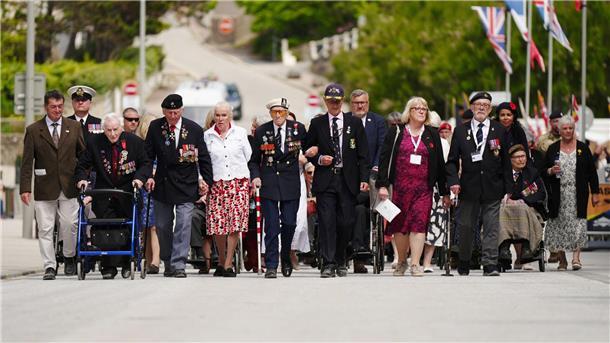 Die letzten D-Day-Helden: Gedenken in Zeiten des Krieges 80 Jahre später: Mit einer Parade feiern Veterenanen den D-Day am 6. Juni 1944 in Arrochmanches in der Normandie.