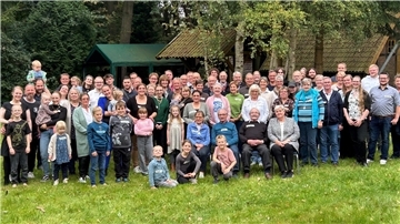 80 Mitglieder der ursprünglich aus Dahldorf stammenden Familie Flathmann kamen zum großen Familientreffen in der Klenkendorfer Festhalle zusammen. 