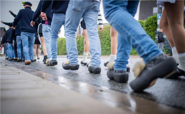95 Paare sind in den traditionellen Holzschuhen - Holtschen - am Sonnabend durch...