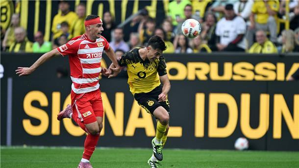 Traum-Debüt und Super-Torjäger: Kovac lobt zwei BVB-Profis Aarón Anselmino (r.) machte ein starkes Debüt für Borussia Dortmund.