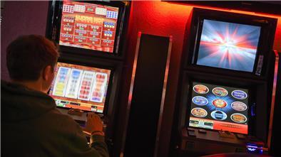 Zahl der Spielhallen und Wettbüros schrumpft weiter in Bremerhaven und Bremen Mann sitzt vor einem Spielautomaten