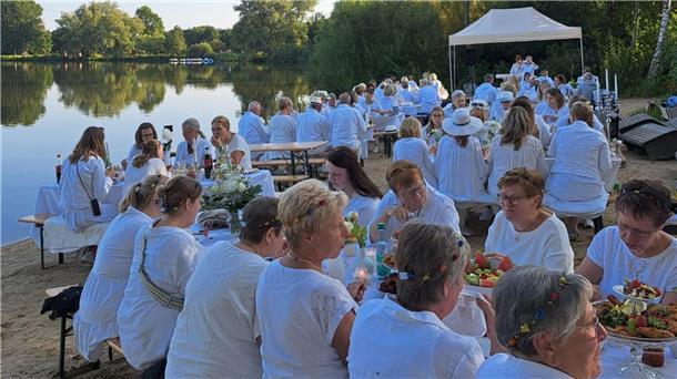 Weißes Dinner am Vörder See – Sommerabend an der Seelounge Ab 17 Uhr können die überwiegend in weiß gekleideten Besucherinnen und Besucher ihre Tische eindecken.