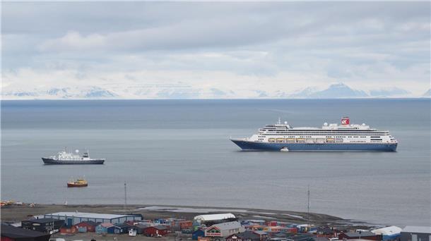 Ab 2025 wird eine Reihe von neuen Vorschriften den Tourismus im Svalbard-Archipel einschränken. Dies wird vor allem für einige Kreuzfahrtunternehmen Probleme bereiten, die schon jetzt mit wesentlich größeren Schiffen und Passagieren Spitzbergen besucht haben.
