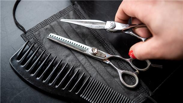 Ab dem 1. März dürfen die Friseure wieder öffnen. Politiker aus der Wesermarsch haben bisher selbst Hand angelegt.