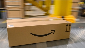 Ein Amazon-Paket rollt über ein Fließband. Ab dem 31. Januar 2025 wird Amazon eine beliebte Versandoption einstellen.