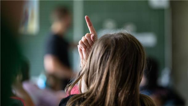 Gewerkschaft: Bis 2030 fehlen Zehntausende Lehrkräfte Ab dem Schuljahr 2026/2027 gibt es einen Rechtsanspruch auf Ganztagsbetreuung in der Grundschule. (Archivfoto)