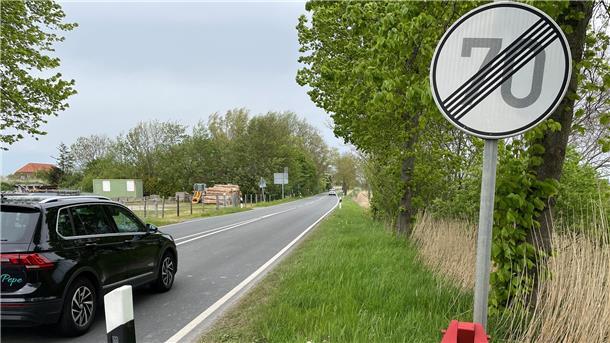 Ab der Einmündung in die Ulmenstraße galt auf der Landesstraße bei Iffens bislang Tempo 70. Jetzt ist das Limit aufgehoben.