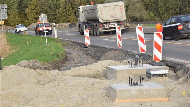 Ab der kommenden Woche ist die B212 in Höhe Atenser Allee/Coldewärferstraße für voraussichtlich zweieinhalb Wochen dicht. Es wird asphaltiert. Die Fundamente für die neue Ampelanlage sind bereits gegossen. 