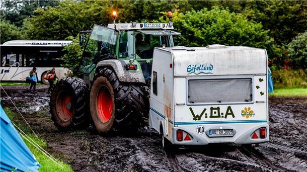 Metalfans verlassen Wacken ohne Probleme Ab durch den Schlamm: Ein Traktor zieht einen Wohnwagen vom Campinggelände des Wacken Open Air.