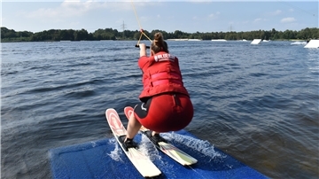 Ab ins Vergnügen: Der Wasserski-Rundkurs am Spadener See zählt mit einer Länge von einem Kilometer zu den größten Europas.