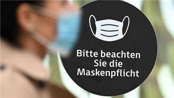 Ab Montag gilt in der Stadt Bremen eine Maskenpflicht auf öffentlichen Plätzen, wo der Mindestabstand nicht eingehalten werden kann - zum Beispiel an der Schlachte.