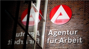 Der Schriftzug „Agentur für Arbeit“ hängt an einem Gebäude der Bundesagentur für Arbeit. Ab Oktober gelten im Jobcenter Cuxhaven neue Öffnungszeiten und feste Telefonzeiten.