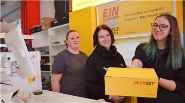 Das Foto zeigt die neue Postfiliale in der Nordenhamer Innenstadt mit den dort beschäftigten Mitarbeiterinnen.