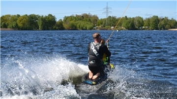 Ab Sonnabend ist die große Wasserski-Anlage am Spadener See geöffnet. Wegen Corona muss aber online vorgebucht werden.
