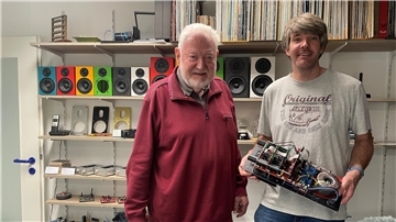 Zwei Männer mit Elektronikbord