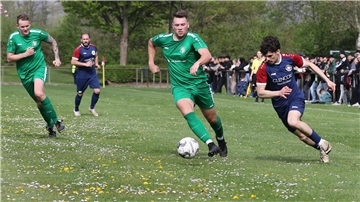 Eine Spielszene aus dem Spiel TuS Einswarden gegen SG Abbehausen II/Phiesewarden in der 1. Fußball-Kreisklasse. Am Ball Marc Tönjes.