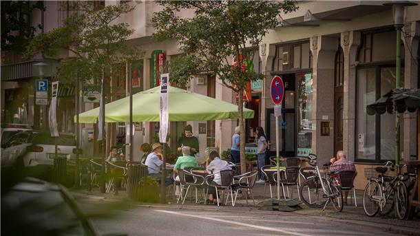 Abendstimmung in der Alten Bürger: Wenn es dunkel wird, erwacht hier das Nachtleben der Stadt.