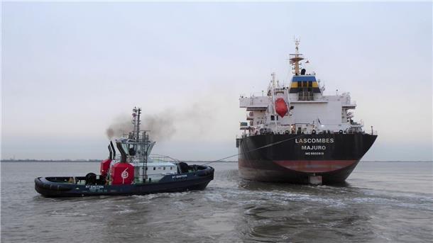 Abfahrt in Richtung China: Der Frachter „Lascombes“ brannte vor beinahe einem Jahr im Hafen.