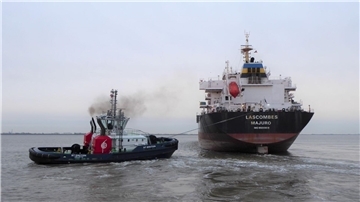 Abfahrt in Richtung China: Der Frachter „Lascombes“ brannte vor beinahe einem Jahr im Hafen.