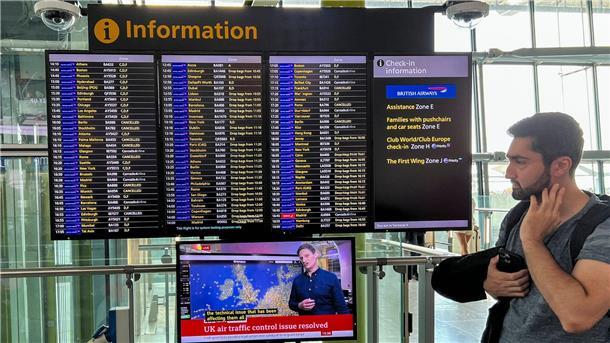 Weiter starke Störungen im Flugverkehr in Großbritannien Abflugtafel am Flughafen Heathrow. Reisende müssen bei Flügen nach und aus Großbritannien mit Verspätungen rechnen.