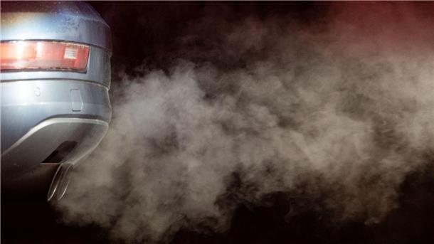 BGH will Weichen im Dieselskandal stellen Abgase kommen aus dem Auspuff eines Autos.