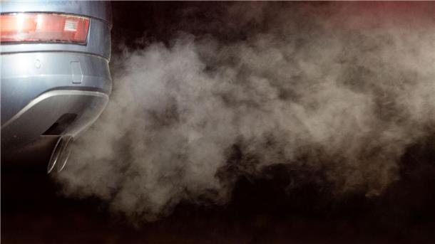 Nationaler Emissionshandel: CO2-Ausstoß sinkt Abgase kommen aus dem Auspuff eines Autos.
