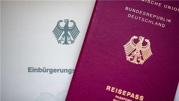 Bundestag debattiert über beschleunigte Einbürgerungen Abgeordnete der Ampel-Koalition betonen, der Entwurf sehe Regelungen vor, um eine Einbürgerung von Rassisten und Antisemiten zu verhindern.