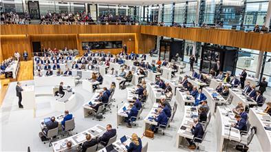 Abgeordnete nehmen im Plenarsaal an einer Sitzung des niedersächsischen Landtags teil.