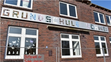 Das Foto zeigt die frühere Schweier Grundschule von außen.