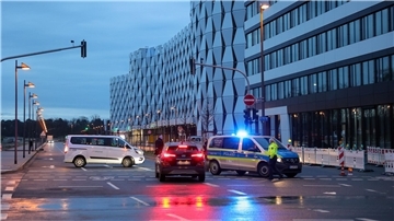 Abgesperrt ist die Zufahrt zum Parkhaus am Frankfurter Flughafen, nachdem dort zwei Tote gefunden wurden.