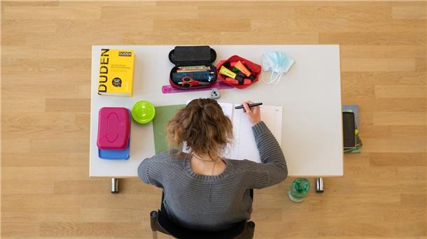 Abiturprüfung im Sorbischen Gymnasium Bautzen (Sachsen). Obwohl einige Bundesländer Fortschritte gemacht haben, stagniert der Anteil der Schulabgänger ohne Abschluss seit Jahren bei etwa sechs Prozent.