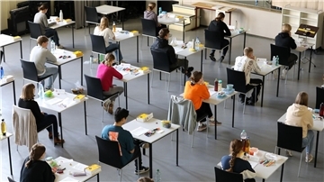 Abiturprüfung in einem Gymnasium in Rostock.