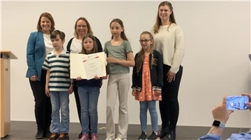 Abordnung der Grundschule Golzwarden bei der Verleihung der Auszeichnung in Lüneburg.