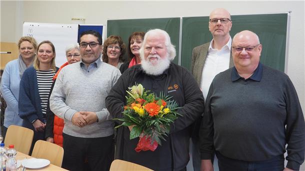 Manfred Jabs verlässt „seine“ Tafel: Ruhestand nach 20 Jahren Abschied bei der Tafel Bremerhaven von Manfred Jabs (mit Blumen), der in den Ruhestand ging (von links): Silke Rupietta (AWO), Maria Ülsmann (DRK), Birgitt Klaukien (Caritas), neuer Leiter Amgad Abdel-Moniem, Sybille Böschen (AWO), Viola Müller-Krause (Geschäftsführerin „Der Paritätische"),  Eckart Kroon (AWO) und Thorsten Büsker (Diakonisches Werk).