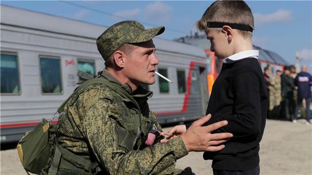Krieg gegen die Ukraine: So ist die Lage Abschied ins Ungewisse: Hunderttausende Russen sind bereits vor der vom Kreml angeordneten Teilmobilmachung geflohen - dieser Rekrut verabschiedet sich am Bahnhof in Prudboy von seinem Sohn.