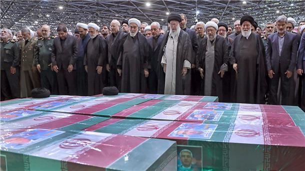 Trauerfeiern für Irans Präsident und Außenminister Abschied von Präsident Ebrahim Raisi, Außenminister Hussein Amirabdollahian und den weiteren beim Hubschrauberabsturz Getöteten: Irans Religionsführer Ajatollah Ali Chamenei (M.r.) spricht in Teheran an den mit Flaggen bedeckten Särgen ein Gebet.