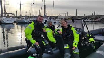 Abschiedsfoto: Michael, Rusty und ich auf unserem Zodiac.