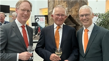 3 Männer. Abschiedsgeschenk überreicht: Bürgermeister Jens Petersen (rechts) mit dem bisherigen Honorarkonsul des Königreichs der Niederlande Hylke Huibert Boerstra (Mitte) und dem künftigen Honorarkonsul Cornelius Neumann-Redlin.