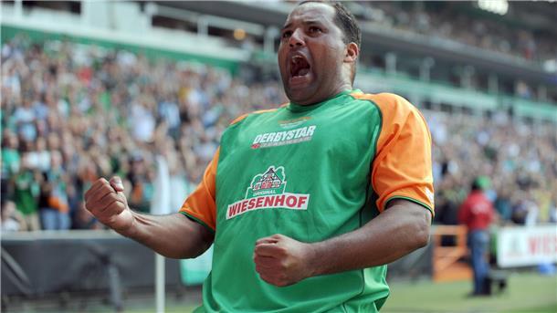 Diese bekannten Spieler von Werder laufen beim Benefiz-Kick in Wulsdorf auf Abschiedsspiel von Ailton am 6. 9. 2014 im Weserstadion in Bremen. Ailton jubelt über sein zweites Tor. Foto: Carmen Jaspersen/dpa